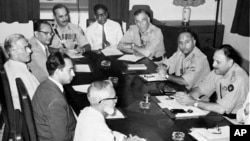 جنرل ایوب خان اقتدار سنبھالنے کے بعد اپنی پہلی کابینہ کے ساتھ