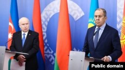 Sergey Lavrov və Sergey Lebedev (Mənbə: MDB internet saytı)