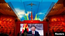 在北京的中國人民革命軍事博物館裡的巨幅電子屏幕上放映著習近平的視頻。 （2022年10月8日）