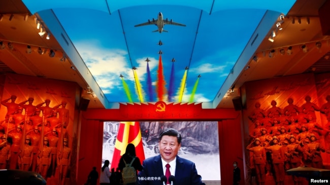 在北京的中國人民革命軍事博物館裏的巨幅電子屏幕上放映著習近平的視頻。（2022年10月8日）
