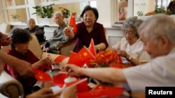 北京一家养老院的老人在制作国旗。（2021年5月26日）
