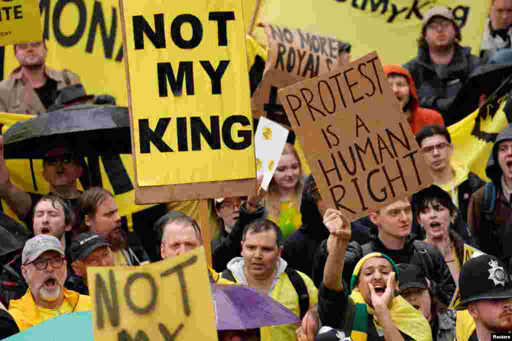 Los manifestantes sostienen pancartas mientras la gente se reúne el día de la ceremonia de coronación del rey Carlos y la reina Camila de Gran Bretaña, en Londres.