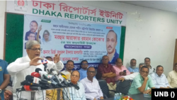 ঢাকা রিপোর্টার্স ইউনিটিতে (ডিআরইউ) এক আলোচনা সভায় বক্তব্য রাখছেন বিএনপি মহাসচিব মির্জা ফখরুল ইসলাম আলমগীর। ১৩ আগস্ট, ২০২৩। 