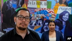 Antonio Valle, izquierda, y su esposa Brenda, de pie en una fotografía después de una entrevista con The Associated Press en Los Ángeles, el martes 18 de junio de 2024. Ambos nacieron en México, Antonio Valle es ciudadano estadounidense desde 2001.