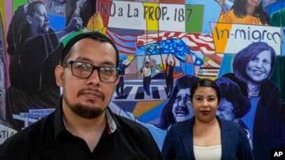 Antonio Valle, izquierda, y su esposa Brenda, de pie en una fotografía después de una entrevista con The Associated Press en Los Ángeles, el martes 18 de junio de 2024. Ambos nacieron en México, Antonio Valle es ciudadano estadounidense desde 2001.