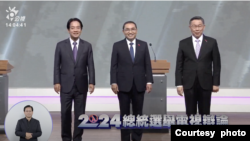 台湾总统大选唯一一场的电视辩论会12月30日登场，三党总统候选人包括民进党的赖清德(左)、国民党的候友宜(中)及民众党的柯文哲(右)就各项等议题，逐一激烈交锋。(台湾公视主办的总统候选人电视辩论会截图)。
