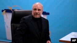 Ketua parlemen Iran berhaluan keras, Mohammad Bagher Qalibaf, saat mendaftarkan namanya sebagai kandidat Pilpres di Kementerian Dalam Negeri, di Teheran, 3 Juni 2024. 
