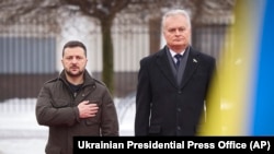 ໃນຮູບນີ້ ທີ່ສະໜອງໃຫ້ໂດຍຫ້ອງການຖະແຫຼງຂ່າວຂອງປະທານາທິບໍດີຢູເຄຣນ, ປະທານາທິບໍດີລີທົວເນຍ ທ່ານ ກິຕານັສ ເນົາເຊດາ, ຂວາ, ແລະ ປະທານາທິບໍດີຢູເຄຣນ ທ່ານໂວໂລດີເມຍ ເຊເລັນສກີ ຮ່ວມພິທີ ທີ່​ນະ​ຄອນວິລ​ນຽ​ສ, ປະເທດລີທົວເນຍ, ວັນທີ 10 ມັງກອນ 2024. (Ukrainian Presidential Press Office via AP) 