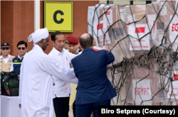 Bantuan berupa obat-obatan dan peralatan kesehatan dari pemerintah Indonesia siap diberangkatkan ke Mesir dan Sudan dari pangkalan TNI AU Halim Perdana Kusuma, Jakarta Timur, 3 April 2024. (Foto:Courtesy/Biro Setpres)