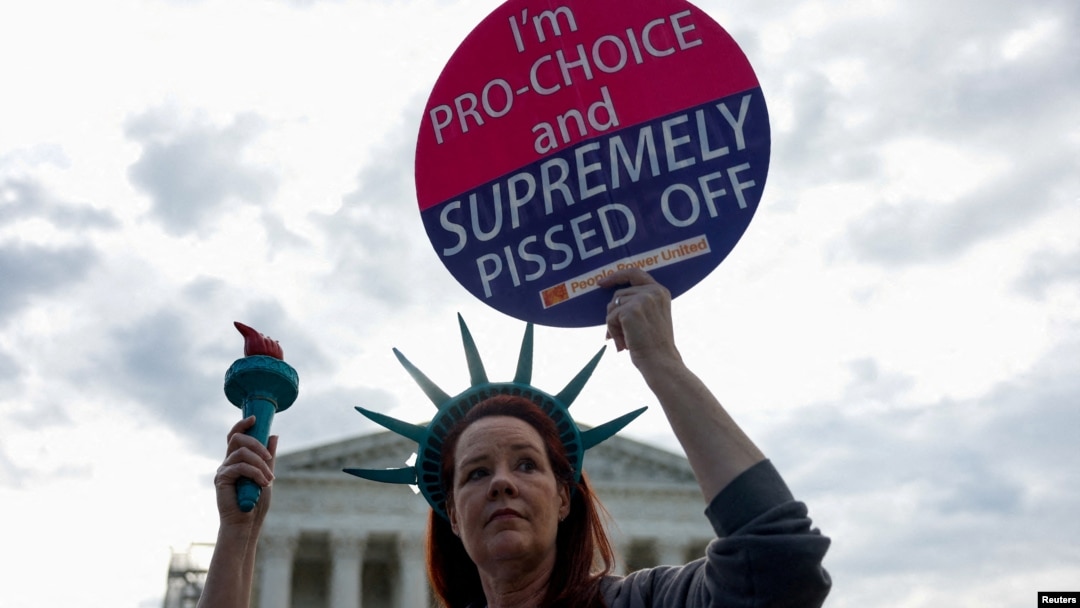 Žena drži natpis kojim se zagovara pravo na abortus ispred Vrhovnog suda, april 2024. (Foto: Reuters/Evelyn Hockstein)
