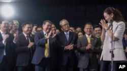 Perdana Menteri Thailand yang ditunjuk Paetongtarn Shinawatra (kanan) membari memberi salam dalam konferensi pers di markas besar partai Pheu Thai di Bangkok, Thailand, 16 Agustus 2024. (Foto: Wason Wanichakorn/AP Photo)
