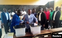 FILE - Gabonese President Ali Bongo Ondimba casts his vote at a polling station during the presidential election in Libreville, Gabon August 26, 2023. (REUTERS/Gerauds Wilfried Obangome)