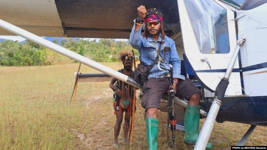 Egianus Kogoya, komandan TPNPB terlihat duduk di atas pesawat yang dipiloti oleh warga negara Selandia Baru Philip Mehrtens di Papua, 14 Februari 2023. (Foto: TPNPB via REUTERS)