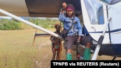 Egianus Kogoya, komandan TPNPB terlihat duduk di atas pesawat yang dipiloti oleh warga negara Selandia Baru Philip Mehrtens di Papua, 14 Februari 2023. (Foto: TPNPB via REUTERS)