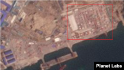 북한 남포 컨테이너 항을 촬영한 3일 자 위성사진. 동쪽 지대(사각형 안)가 컨테이너로 가득한 가운데 대형 선박 한 척이 접안하는 모습도 보인다.. 사진=Planet Labs