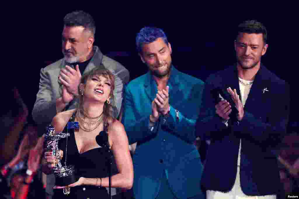 Taylor Swift receives the Best Pop award from NSYNC members during the 2023 MTV Video Music Awards at the Prudential Center in Newark, New Jersey, Sept. 12, 2023. REUTERS/Brendan Mcdermid