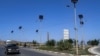 ARCHIVES - Des panneaux solaires alimentent l'éclairage routier sur la route de Bizerte, à Tunis, le 20 octobre 2022.