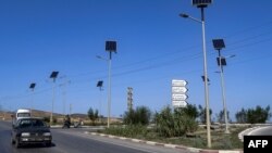 ARCHIVES - Des panneaux solaires alimentent l'éclairage routier sur la route de Bizerte, à Tunis, le 20 octobre 2022.