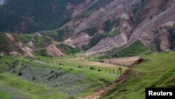 Foto ilustrasi yang menggambarkan wilayah pegunungan di Kota Mailuu-Suu, Kyrgyzstan, pada 20 April 2024. (Foto: Reuters/Marlis Myrzakul Uulu)