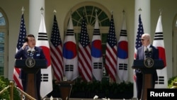조 바이든(오른쪽) 미국 대통령과 윤석열 한국 대통령이 26일 백악관 정상회담 직후 로즈가든에서 공동기자회견하고 있다.