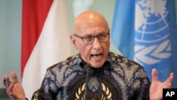 톰 앤드루스 유엔 미얀마 인권 특별보고관이 21일 인도네시아 자카르타에서 기자회견하고 있다. 