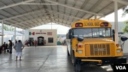 雷诺萨（Reynosa）一个比较大的庇护所Senda De Vida，意思为生命之路。在CBP One预约成功可以合法入境的移民，庇护所会用这辆校车送他们去边境口岸。