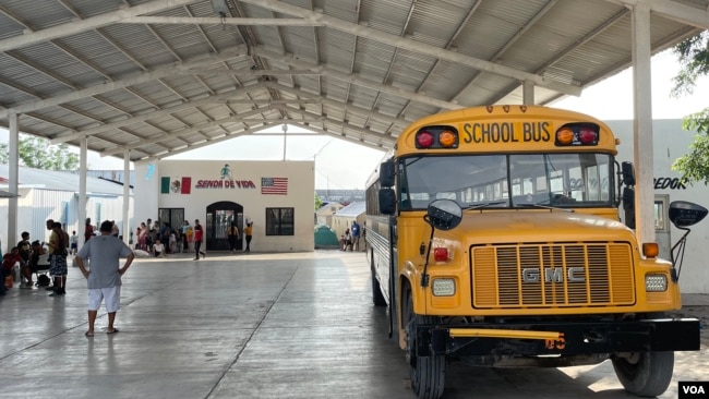 雷諾薩（Reynosa）一個比較大的庇護所Senda De Vida，意思為生命之路。在CBP One預約成功可以合法入境的移民，庇護所會用這輛校車送他們去邊境口岸。
