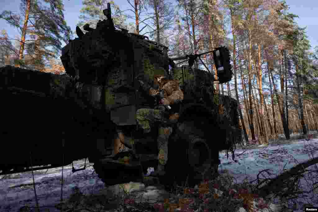 Un militar de la 45.&ordf; brigada de artillería independiente de Ucrania desembarca de la cabina de un sistema de obús autopropulsado Archer en un bosque de la región de Donetsk, el 16 de diciembre de 2023. &quot;Hay un problema con las municiones, especialmente los [proyectiles] postsoviéticos, es decir, [proyectiles] de 122 y 152 milímetros. Y hoy estos problemas existen en toda la línea del frente&quot;, dijo Tarnavskyi en una entrevista. &nbsp;