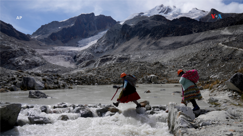 Las guías indígenas Aymara, conocidas como las "cholitas escaladoras", Suibel Gonzáles, a la izquierda, y su madre Lidia Hauyllas, suben por la cumbre del Huayna Potosí, a las afueras de El Alto, Bolivia, el 5 de noviembre de 2023.   