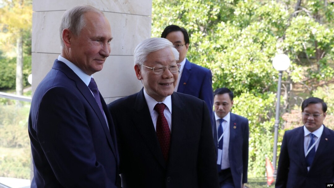 Tổng thống Nga Vladimir Putin (trái) và Tổng bí thư Việt Nam Nguyễn Phú Trọng bắt tay trước cuộc gặp ở Sochi ngày 6/9/2018. Chuyến thăm Việt Nam vào ngày 19/6/2024 của ông Putin là theo lời mời của ông Nguyễn Phú Trọng.