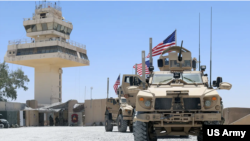 资料照片：驻伊拉克美军在阿萨德空军基地外使用装甲车进行巡逻。（2021年7月4日）