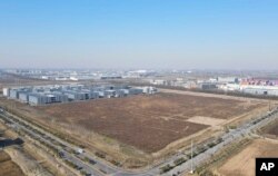 Lahan yang dialokasikan untuk mega proyek pabrik baru Tesla di kawasan baru Lingang di Zona Perdagangan Bebas Percontohan China (Shanghai) di Shanghai China timur, 22 Desember 2023. (Fang Zhe/Xinhua via AP)