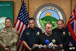 Gubernur Hawaii Josh Green berbicara selama konferensi pers tentang hancurnya Lahaina yang bersejarah akibat kebakaran hutan di Maui barat di Wailuku, Hawaii, 12 Agustus 2023. (Patrick T. Fallon / AFP)