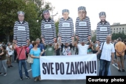 Lutke sa likovima predstavnika vlasti i vlastima bliskih medija tokom 16. protesta Srbija protiv nasilja, u Beogradu, 19. avgusta 2023. (Foto: FoNet)