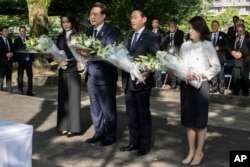윤석열(가운데 왼쪽) 한국 대통령 내외와 기시다 후미오(가운데 오른쪽) 일본 총리 내외가 21일 히로시마 평화기념공원 내 한국인 원폭 희생자 위령비를 참배하고 있다.