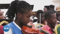 Des jeunes musiciens donnent vie au premier orchestre philharmonique d'enfants de Côte d'Ivoire