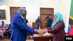 CAG akimkabidhi ripoti Rais wa Tanzania Samia Suluhu Hassan