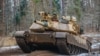 Архівне фото: американські танкісти керують танком M1A1 Abrams на навчаннях в Польщі, 25 листопада 2022 року