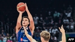 Bogdan Bogdanovic de la Serbie tire sur Mindaugas Kuzminskas de la Lituanie, Manille le 5 septembre 2023.