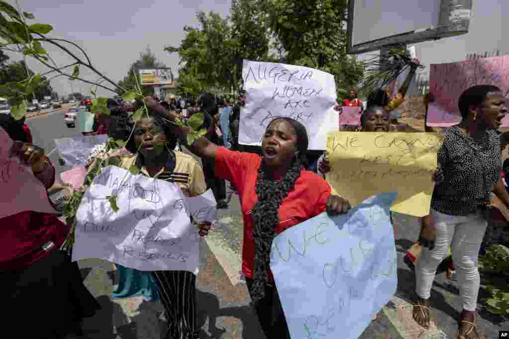 Manifestantes acusam a comissão eleitoral de irregularidades e de privar os eleitores dos seus direitos de voto, no centro de Abuja, Nigéria, terça-feira, 28 de Fevereiro de 2023.