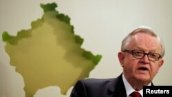 FILE: Pemenang Hadiah Nobel Perdamaian dan mantan utusan khusus PBB Martti Ahtisaari dalam konferensi pers seusai pertemuan dengan para pemimpin lokal di ibu kota Kosovo, Pristina, 15 Juni 2009. (REUTERS/Hazir Reka)