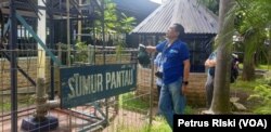 Heru Hendrayana, Guru Besar Teknik Geologi UGM, mengamati sumur pantau milik perusahaan air minum dalam kemasan, Aqua, di Kedungcandi, Pasuruan. (VOA/Petrus Riski)