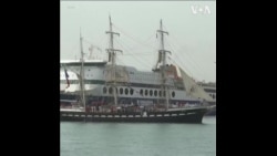 运送奥运圣火的法国帆船抵达希腊比雷埃夫斯港 