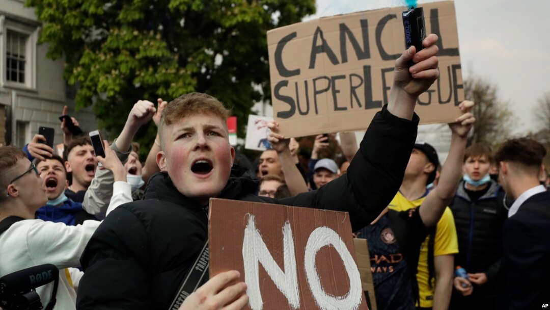 ARHIVA - Navijači Čelsija protestuju ispred Stamford bridž stadiona u Londonu, protiv odluke Čelsija da se priključi klubovima koji pokušavaju da formiraju novu evropsku Super ligu, 20. aprila 2021. (Foto:AP/Matt Dunham)