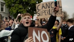 ARHIVA - Navijači Čelsija protestuju ispred Stamford bridž stadiona u Londonu, protiv odluke Čelsija da se priključi klubovima koji pokušavaju da formiraju novu evropsku Super ligu, 20. aprila 2021. (Foto:AP/Matt Dunham)