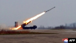 2024年4月19日照片显示朝鲜在朝鲜西海对超大型弹头进行威力测试