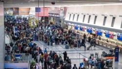 ယခင်မှတ်တမ်းရုပ်ပုံ | အမေရိကန်ပြည်ထောင်စု ဘော်စတွန်လိုဂန်နိုင်ငံတကာလေဆိပ်က Terminal A မှာ ခရီးသွားများ ပြည့်နှက်နေသည်ကိုတွေ့ရစဉ် (ဒီဇင်ဘာ ၂၁၊ ၂၀၂၃)
