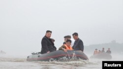 Pemimpin Korea Utara Kim Jong Un dan Perdana Menteri Kim Tok Hun mengunjungi daerah yang terkena banjir di dekat perbatasan dengan China, di Provinsi Pyongan Utara, 31 Juli 2024. (Foto: via Reuters)