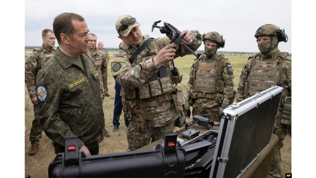 FILE - Wakil Ketua Dewan Keamanan Rusia Dmitry Medvedev (kiri), mengunjungi tempat pelatihan militer di Rusia, 1 Juni 2023.