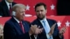 Kandidat Presiden dan Wakil Presiden dari Partai Republik, Donald Trump (kiri) dan JD Vance tampak bertepuk tangan ketika hadir dalam Konvensi Nasional Partai Republik di Milwaukee, pada 15 Juli 2024. (Foto: AP/Charles Rex Arbogast) 